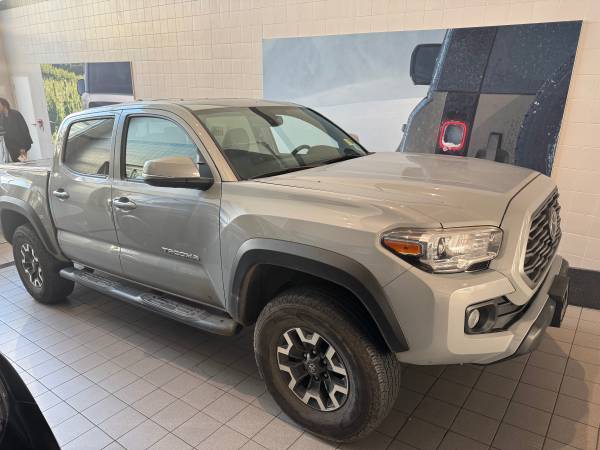 LOW KMS! PRISTINE!  Toyota Tacoma 4X4 call ROB 7787721277 1
