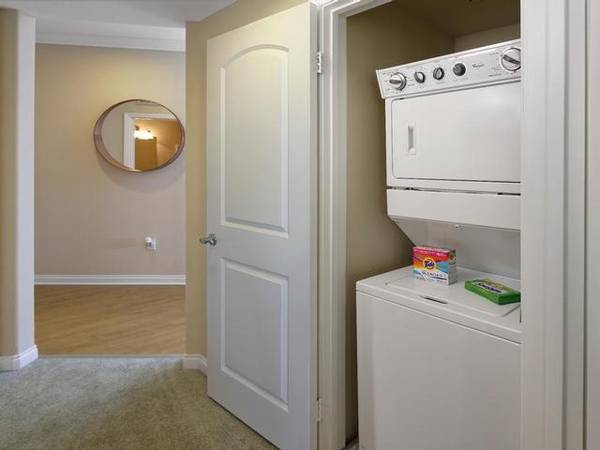 $2,900 / 2br - 1049ft2 - Impeccable 2 BR/2 BA with Spacious Walk-in Closets, Free Rent (Mission Valley)64037390376577124