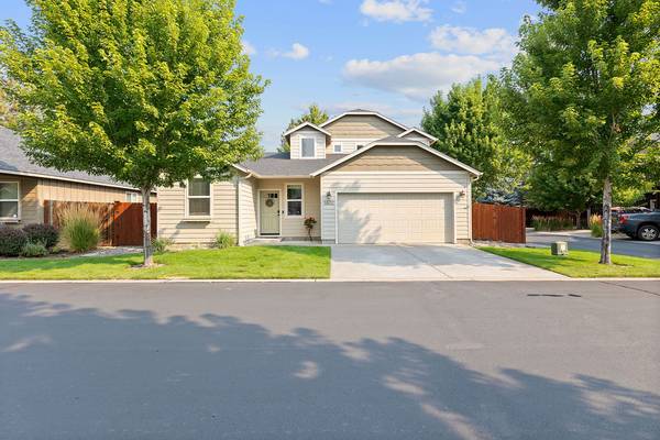 $615,000 / 1889ft2 - Main bedroom on the first level!  3 bed 2.5 bath plus loft SISTERS (Village At Coldsprings)63839295169667120