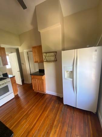 $2,800 / 3br - 1200ft2 - Top floor in 2 family inc parking: Walk to shops and transport. Av Now (Watertown - west of Square)63828264966915121