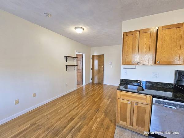 $2,650 / 2br - ♦SUNNY RENOVATED TOP FLOOR 2 BEDROOM LITERALLY STEPS TO DAVIS SQ! (Somerville - Davis Square)63828557247617122