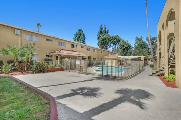 $2,030 / 1hab - 700ft2 - Jacuzzi relajante, centro comunitario, administración en el lugar (13811 Shoemaker Ave, Norwalk, CA)63701111442433123