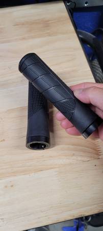 Locking bicycle handlebar grips 1
