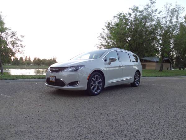 2017 Chrysler Pacifica  Limited 4dr Mini Van Minivan 1