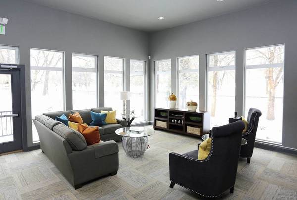 $1,595 / 2br - 970ft2 - Fuego al aire libre, centro de fitness las 24 horas, salón social (2880 Woodland Hills Dr, Colorado Springs, CO)63687084136321124