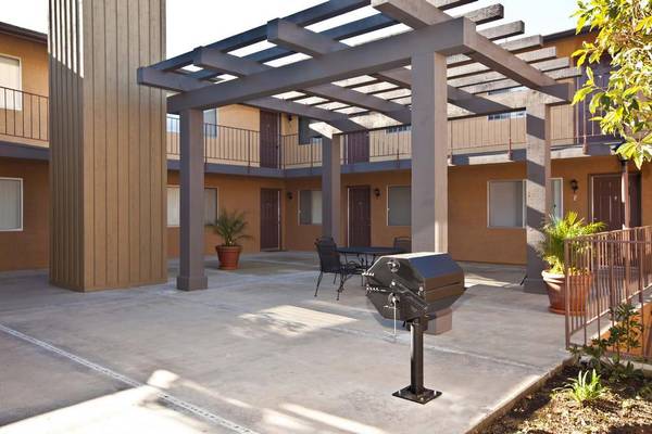 $2,845 / 2br - 900ft2 - Instalaciones de lavandería, centros para barbacoa, área de descanso al aire libre con pérgola63657343218179124