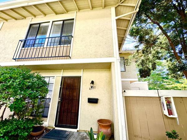 $3,495 / 3br - 1113ft2 - Corner Unit Townhome In UTC Area -Community Pool (4331 Caminito del Zafiro, UTC Area)64037044772866122