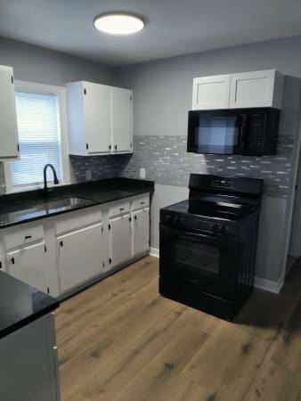 $1,100 / 1br - 740ft2 - THE OCEAN&SANDY BEACH AT YOUR DOOR, JUST REMODELED***INCLUDES HEAT*** (warwick)64002829152130122