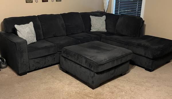 NICE SECTIONAL COUCH 1