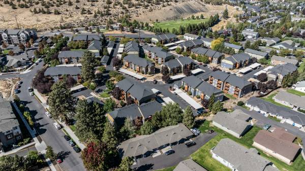 $1,795 / 2br - 933ft2 - ONE MONTH FREE! // 2 BED, 2 BATH // WE LOVE DOGS! // 1ST FLOOR! (2020 NE Linnea Drive Bend, Oregon)63839291278849122