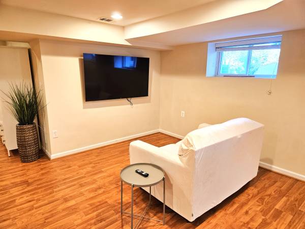 $1,600 / 1br - Spacious furnished basement/studio64040027046146124