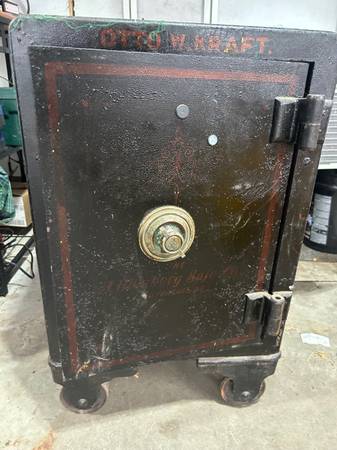 HEAVY FLOOR SAFE 1
