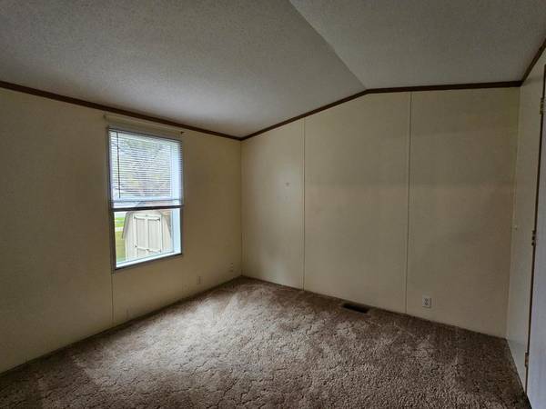 $1,275 / 3br - 924ft2 - 3 Bed 1.5 Bath in Port Crane (Port Crane)64035577676163124