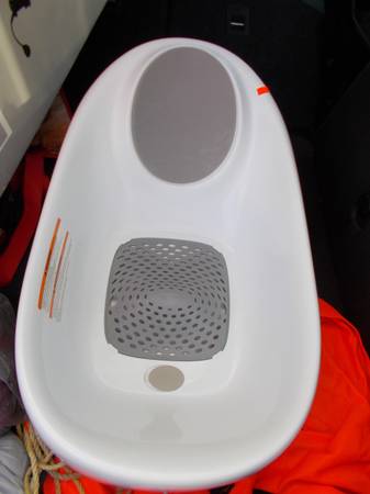 A baby's bathtub 1