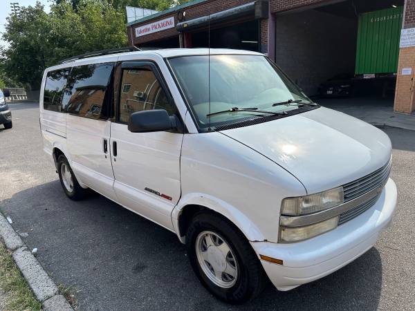 2001 Chevrolet Astro LS AWD, solo 102 mil millas. - $5,990 (Maspeth)63469898258947121