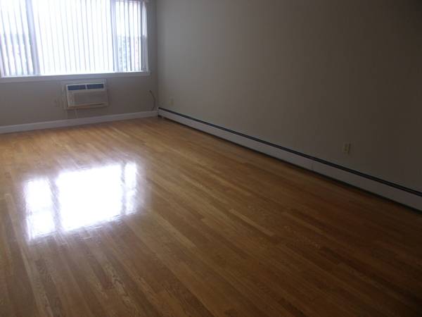 $3,000 / 3br - 3BR1.5BathsRENOVATEDEat-in-KitWOODfl,L-shapeDR/LR,KINGmasterBRair cond (Whitestone near North Flushing)63788528595587120