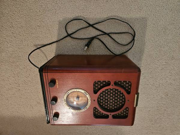 Thomas Collectors Edition Radio Model 710 - $25 (Centreville)63471266109699121
