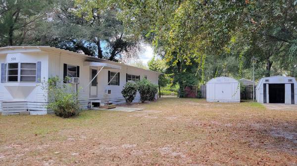 $1,050 / 2br - 2 BED 2 BATH WITH SCREENED PORCH & 2 STORAGE SHEDS! (Silver Springs)63693483945985120