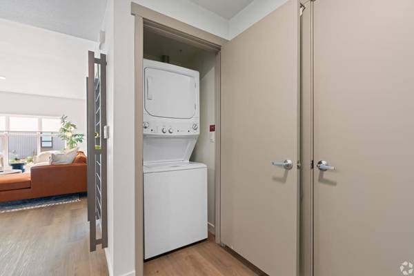 $1,775 / 489ft2 - Bark Park, Playground, Studio (Southport)64044025816705121