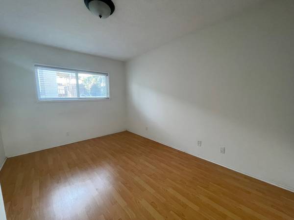 $1,250 / 1br - Private Bedroom Available in 2-Bed Duplex // Private Garage (North Redondo Beach)63700996544003123