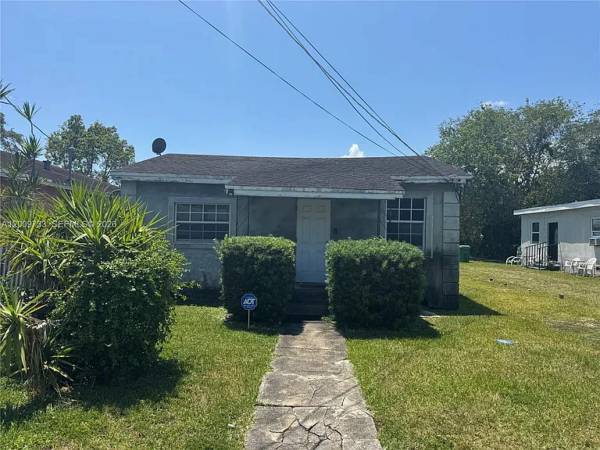 3/2 WITH EXTRA DEN/NEEDS NEW ROOF/CALL TO SEE TODAY! 1