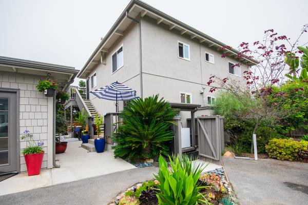 $4,600 / 2br - 1200ft2 - Amazing 2 Bedroom Only a Block from the Beach! (Encinitas)63865932478721121