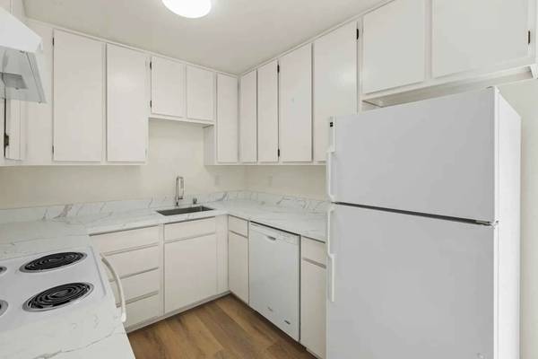 $1,680 / 1br - 700ft2 - BRIGHT LIVING in a nob hill Neighborhood (nob hill)64017516657282122