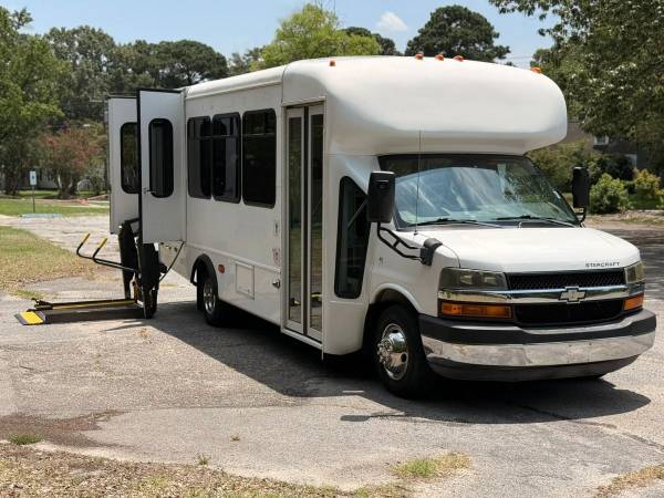 2011 Chevrolet Express Commercial Cutaway 1