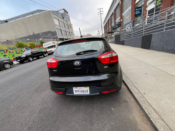 2013 kia rio HB- Matrícula al día - título limpio - $4,400 (misión district)63624145835139124