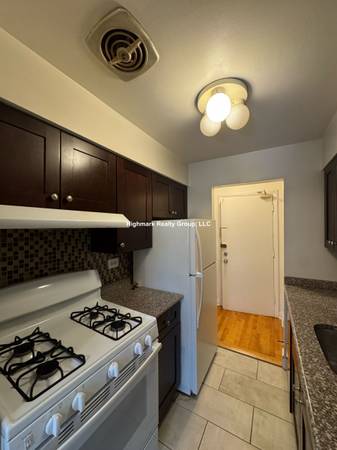 $1,800 / 1br - 🪟🍂🕯️Where Sunlight Lingers ✨ A Lakeview 1BD Retreat🪟🍂 🕯️ (Chicago)63959876469250121