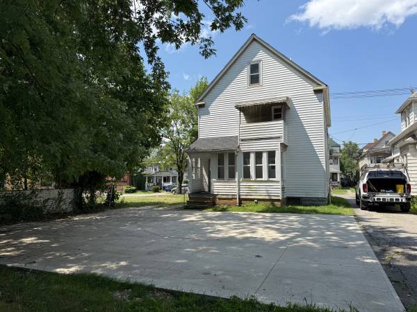 $850 / 2br - 900ft2 - 3903 E 71st and Lansing, Two Bedroom (Slavic Village Area)63860364451331122