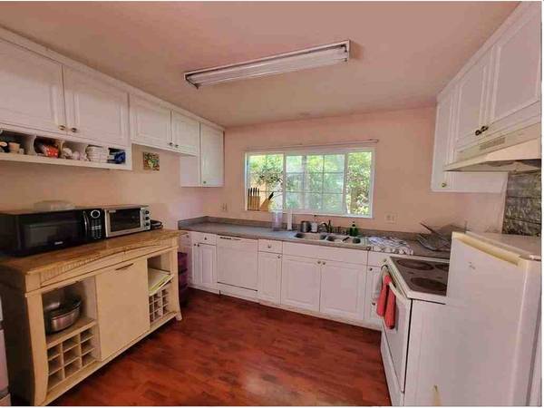 $1,200 / 5br - 500ft2 - ¡Comparte una amplia y soleada casa amueblada con una excelente joven profesional! (menlo park)63799516659585121