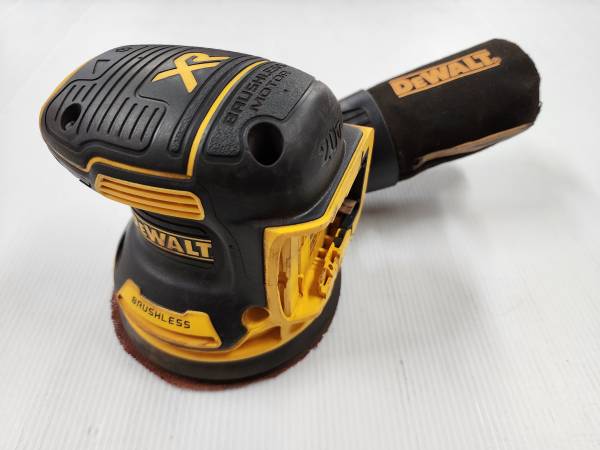 DeWalt DCW210 20V Cordless Random Orbital Palm Sander w/ Dust Bag 1