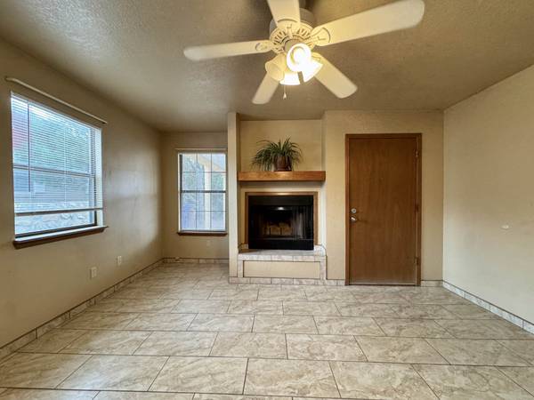 $1,200 / 1br - 900ft2 - Clean townhouse with big yard, lots of light (Las cruces)64047885672451122