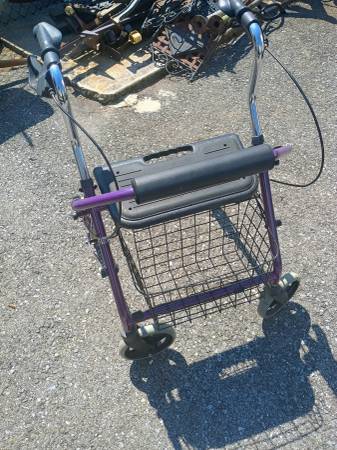 Walker with seat and hand brakes 1