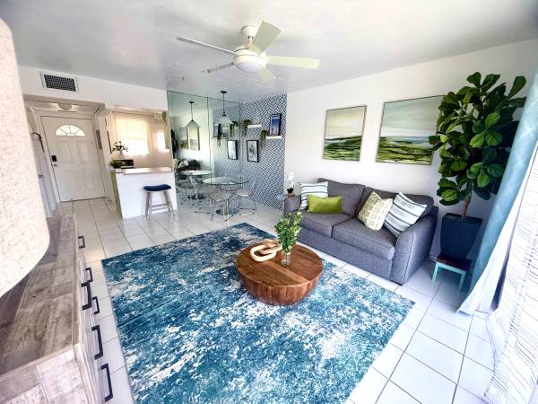 $2,400 / 1br - 800ft2 - Decoración de Diseñador 1BR 1BA Condo en el corazón de Aventura (Aventura)63769593811841123