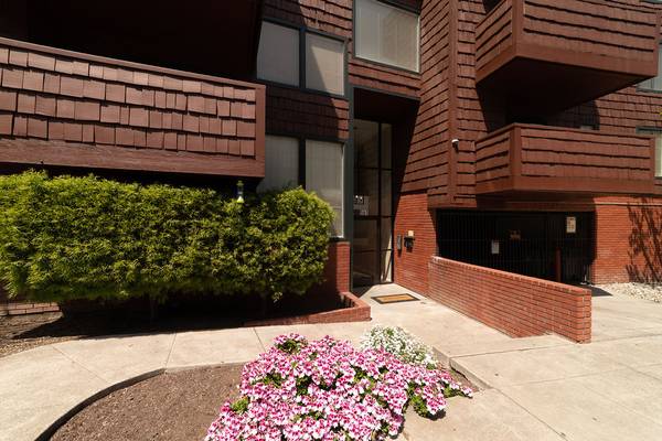 $2,295 / 1br - Gorgeous Sun-filled Large 1 Bedroom 1 Bath available at Beacon Hill! (oakland lake merritt / grand)63687422817793123