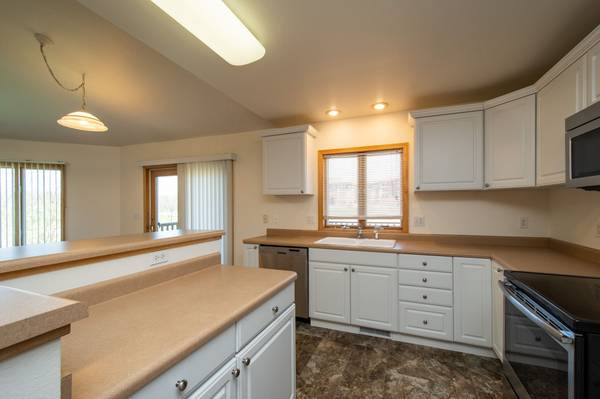 $2,500 / 4br - 2064ft2 - AVAILABLE NOW-LARGE 4BR TOWN HOME IN CORALVILLE (8 Redtail Ct, Coralville, IA)63897405072003120
