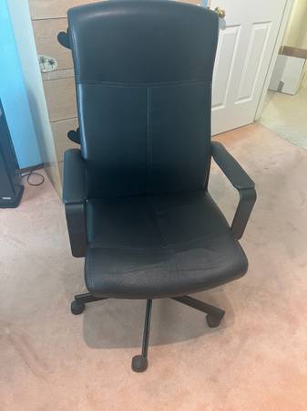Black swivel (5 wheels). office chair 1