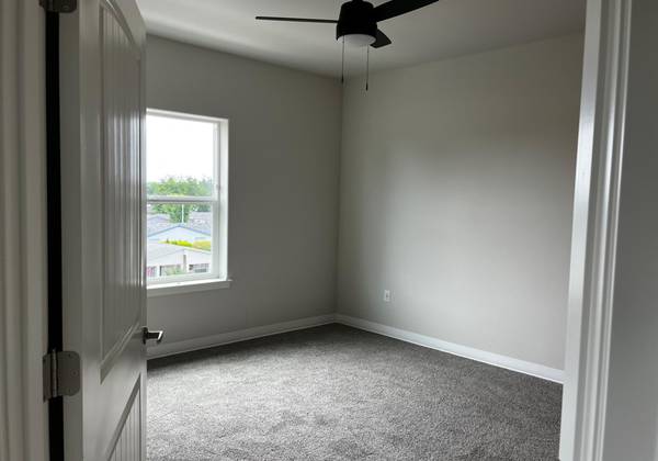 $1,695 / 2br - AMPLIO INTERIOR DE ALTA GAMA - Gimnasio en el lugar + Actualizado y admitido para mascotas (Salem - Center Street)63660444320513124