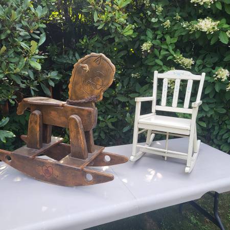 UNIQUE VINTAGE Kids Rocker - Plays Music! 1