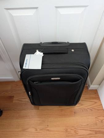 24" Black Spinner Soft Shell Suitcase - Samsonite 1