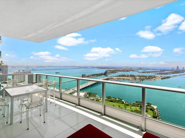 $4,900 / 1br - 938ft2 - 💎 1/1.5 BISCAYNE: Furnished Fully Furnished 1 Br+Den/2 Bath Must See This Ren (Biscayne)64051003134977121