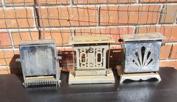 TOASTERS ~ TAKE ALL 3 TOASTERS FOR $25 1