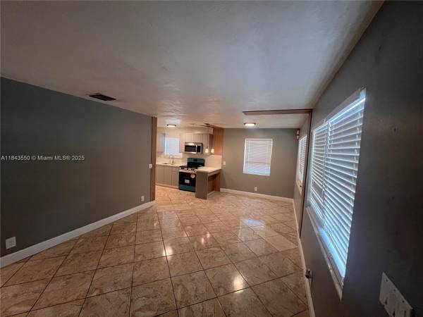 $400,000 / 3br - 960ft2 - 🌹🏠¡Oportunidad Increíble! Casa independiente de 3/1 sin HOA!64002014050818124