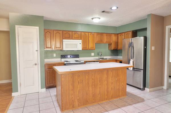 $194,900 / 3br - 1735ft2 - Fixer-upper on double lot ready for renovation (Marrero)64151638376835121