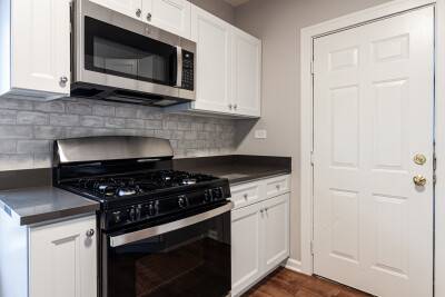 $1,050 Updated Studio! LOCATION LOCATION LOCATION (Edgewater)63959878426370122