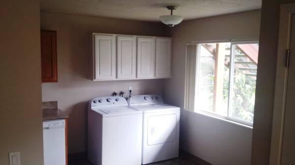 $1,495 / 2br - 2BR Upstairs Campus Apartment! Washer/Dryer Included! 670 E 15th #7 (Campus)63977275870467123