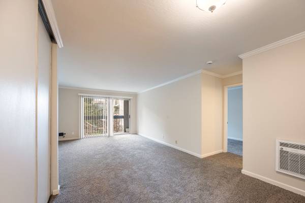 $2,095 / 1br - Super Spacious Refreshed 1 Bedroom w/ Private Balcony! Piedmont Brdr! (oakland piedmont / montclair)63868040857219120
