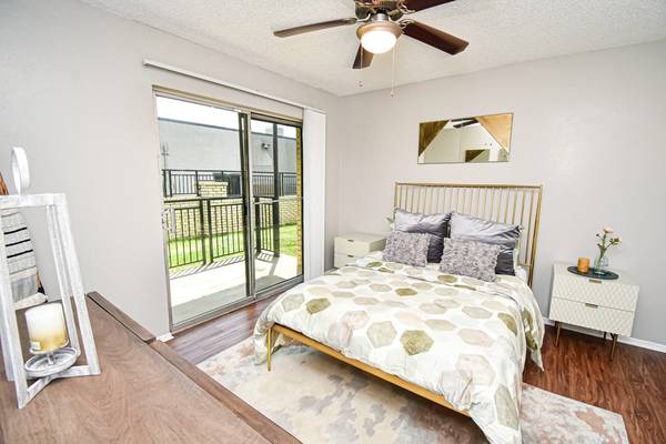 $1,400 / 2br - 1099ft2 - Vinyl Flooring, Built-In Bookshelves, Dog Park (1109 N Carrier Pkwy, Grand Prairie, TX)63796601768067122
